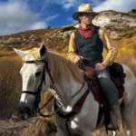 Alban Lenoir à cheval dans le rôle de Lucky Luke dans la série live-action Disney+