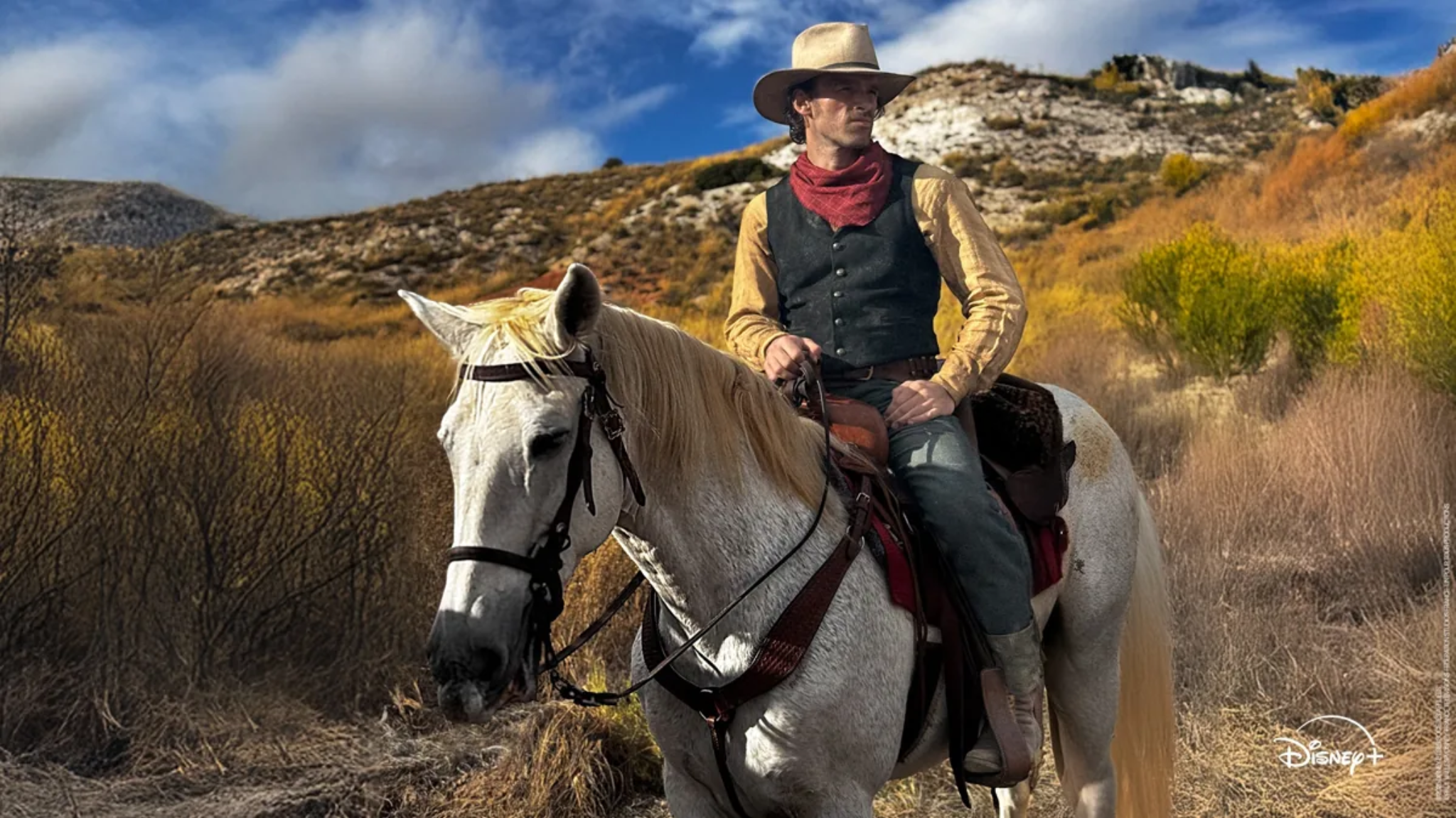 Alban Lenoir à cheval dans le rôle de Lucky Luke dans la série live-action Disney+