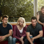 La famille Cody réunie dans la série Animal Kingdom, thriller criminel disponible sur Netflix