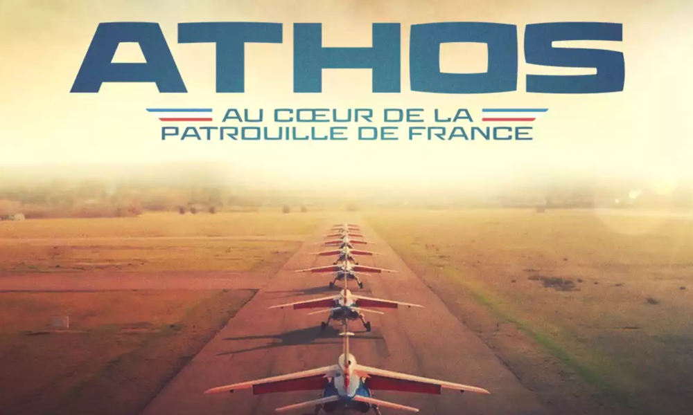 Affiche du documentaire Athos au cœur de la Patrouille de France avec les Alpha Jet alignés sur une piste