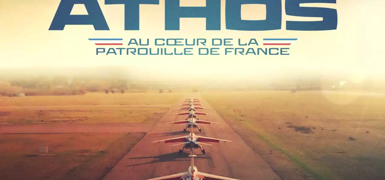 Affiche du documentaire Athos au cœur de la Patrouille de France avec les Alpha Jet alignés sur une piste