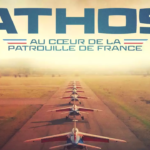 Affiche du documentaire Athos au cœur de la Patrouille de France avec les Alpha Jet alignés sur une piste