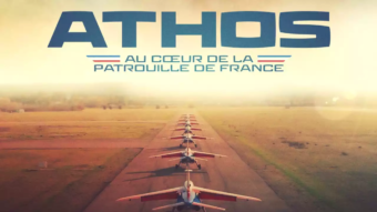 Affiche du documentaire Athos au cœur de la Patrouille de France avec les Alpha Jet alignés sur une piste