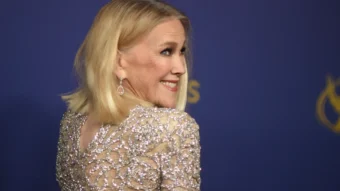 Catherine O’Hara souriante sur tapis rouge lors d’une cérémonie hollywoodienne
