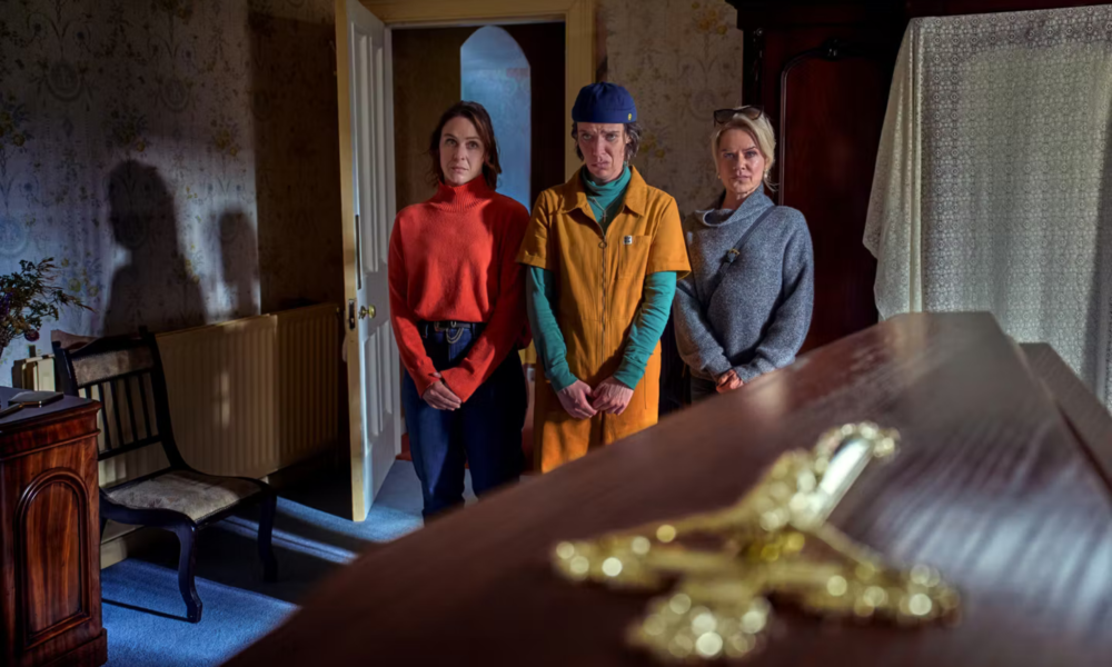 Saoirse, Robyn et Dara devant le cercueil dans De Belfast au paradis sur Netflix