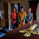 Saoirse, Robyn et Dara devant le cercueil dans De Belfast au paradis sur Netflix