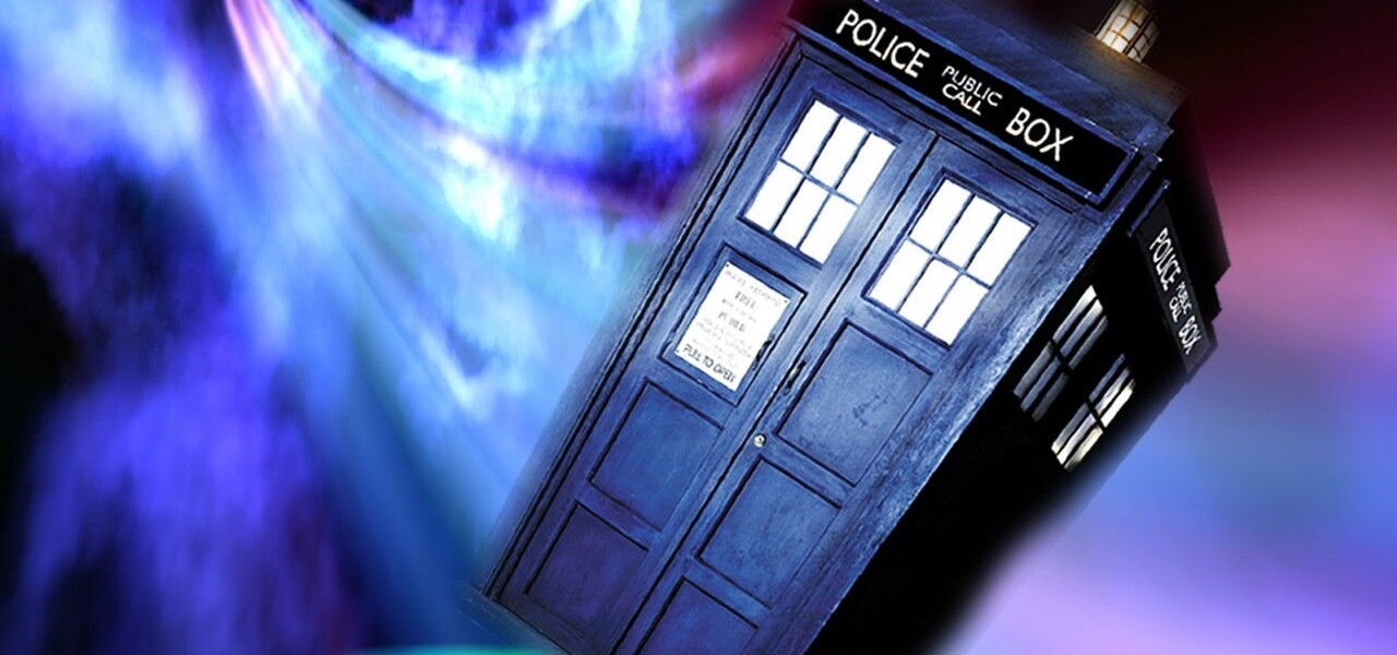 Le TARDIS de Doctor Who, cabine de police bleue servant de machine à voyager dans le temps et l’espace.