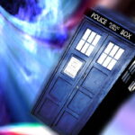 Le TARDIS de Doctor Who, cabine de police bleue servant de machine à voyager dans le temps et l’espace.