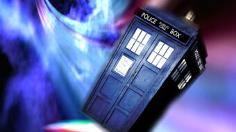 Le TARDIS de Doctor Who, cabine de police bleue servant de machine à voyager dans le temps et l’espace.