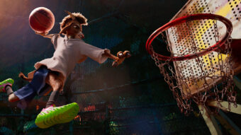 Jeune bouc basketteur réalisant un dunk dans le film d’animation GOAT. Rêver plus haut