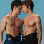 Shane et Ilya torse nu, rapprochés, dans une scène intime de la série Heated Rivalry