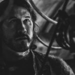 Markiplier dans Iron Lung, scène en noir et blanc dans le sous-marin