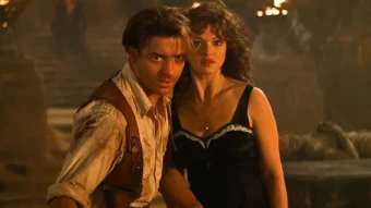 Brendan Fraser et Rachel Weisz dans une scène du film La Momie