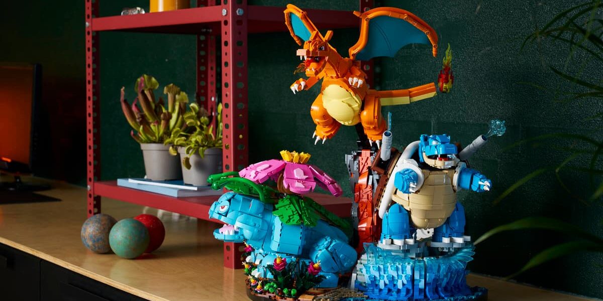 Set LEGO Pokémon avec Florizarre, Dracaufeu et Tortank exposé sur une étagère