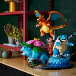 Set LEGO Pokémon avec Florizarre, Dracaufeu et Tortank exposé sur une étagère