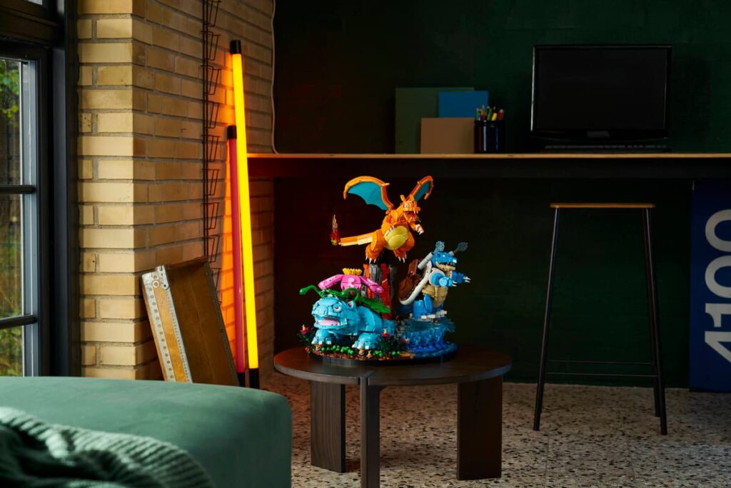 Le set LEGO Pokémon réunissant Florizarre, Dracaufeu et Tortank s’impose comme une pièce de collection spectaculaire.