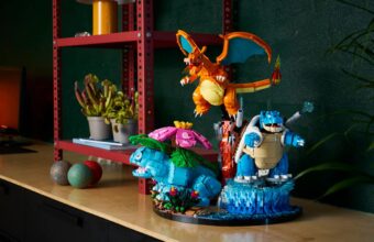 Set LEGO Pokémon avec Florizarre, Dracaufeu et Tortank exposé sur une étagère