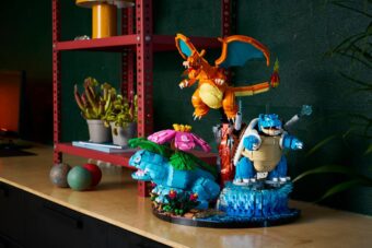 Set LEGO Pokémon avec Florizarre, Dracaufeu et Tortank exposé sur une étagère