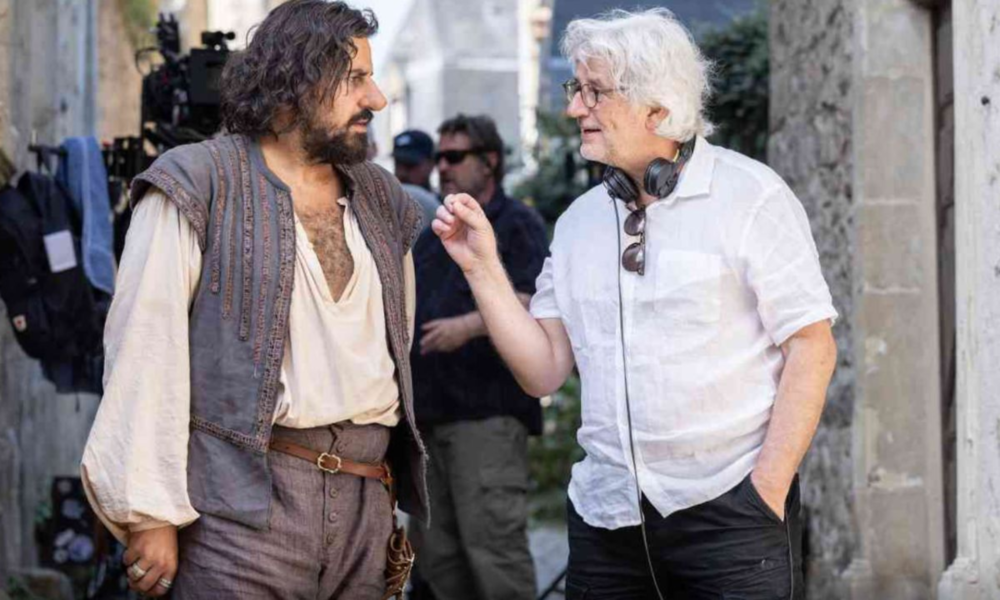 Artus en Cyrano de Bergerac sur le tournage du film Les Caprices de l’Enfant Roi avec le réalisateur Michel Leclerc Crédit photo : © TF1