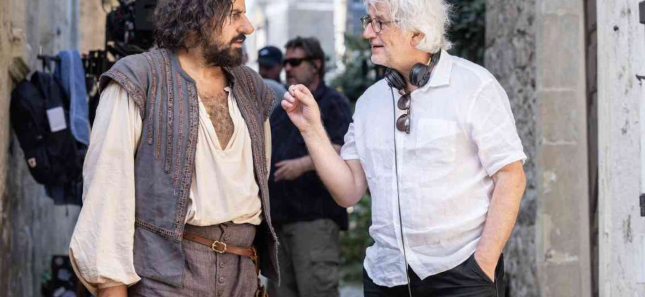 Artus en Cyrano de Bergerac sur le tournage du film Les Caprices de l’Enfant Roi avec le réalisateur Michel Leclerc Crédit photo : © TF1