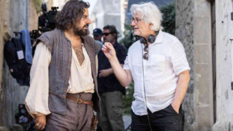 Artus en Cyrano de Bergerac sur le tournage du film Les Caprices de l’Enfant Roi avec le réalisateur Michel Leclerc Crédit photo : © TF1
