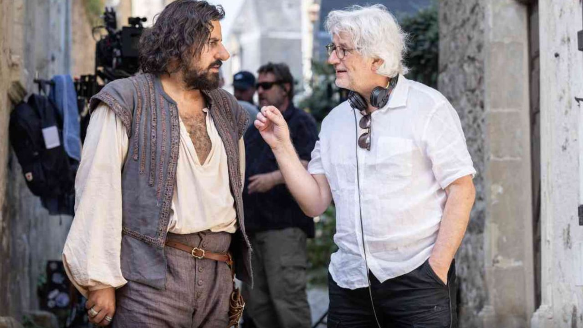 Artus en Cyrano de Bergerac sur le tournage du film Les Caprices de l’Enfant Roi avec le réalisateur Michel Leclerc Crédit photo : © TF1