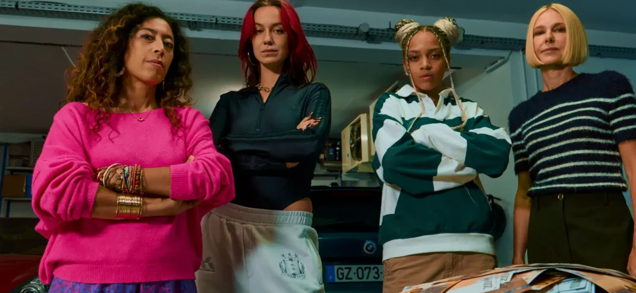 Les héroïnes de la série Les Lionnes sur Netflix posent devant un butin après un braquage