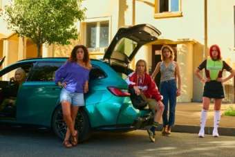 Cinq femmes posent devant une voiture après un braquage dans la série Les Lionnes sur Netflix