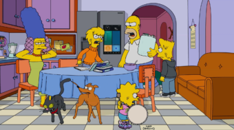 La famille Simpson dans la cuisine de Springfield dans un épisode récent de la série Les Simpson