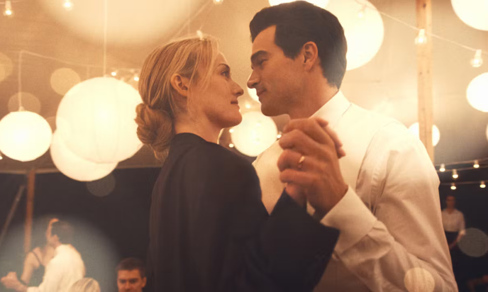 John F. Kennedy Jr et Carolyn Bessette dans Love Story, série de Ryan Murphy