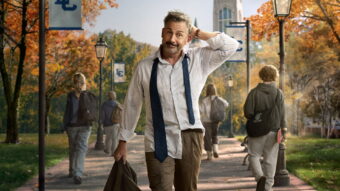 Steve Carell sur un campus universitaire dans la série Rooster diffusée sur HBO