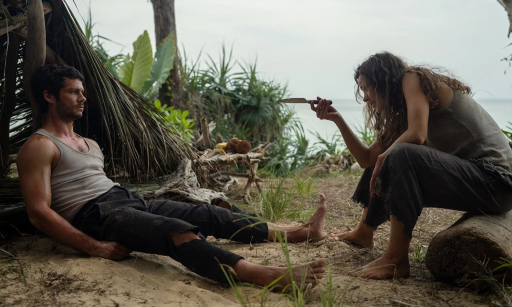 Rachel McAdams menace Dylan O’Brien avec un couteau sur une île déserte dans le film Send Help de Sam Raimi