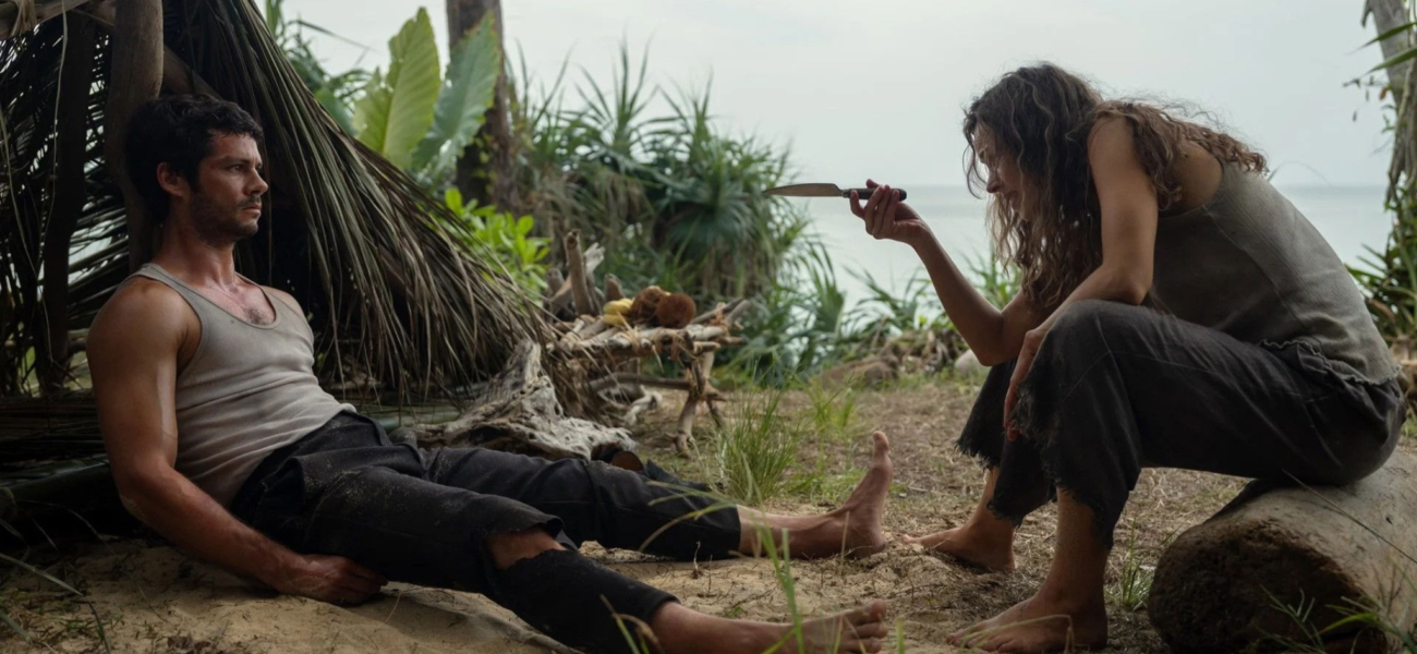 Rachel McAdams menace Dylan O’Brien avec un couteau sur une île déserte dans le film Send Help de Sam Raimi