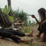 Rachel McAdams menace Dylan O’Brien avec un couteau sur une île déserte dans le film Send Help de Sam Raimi