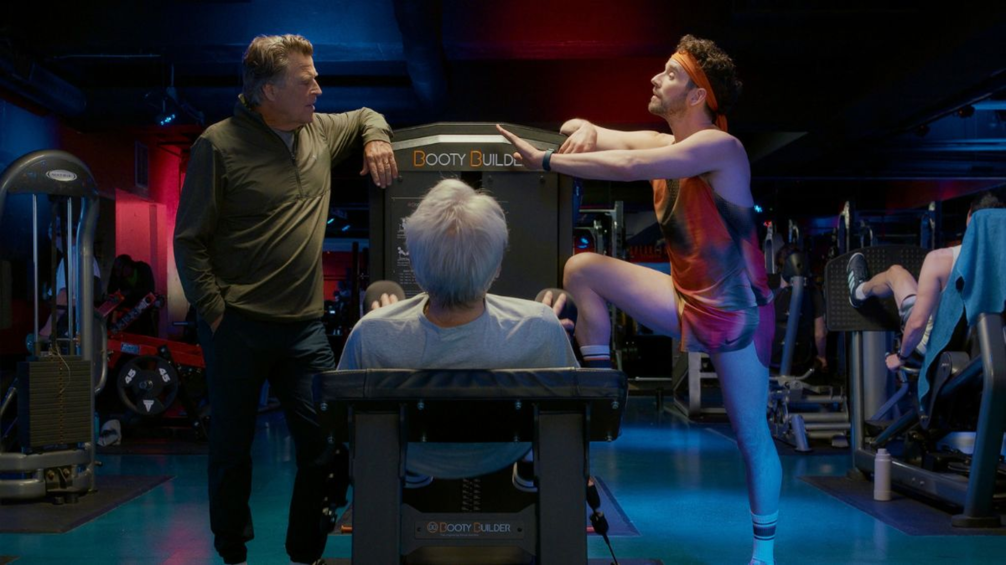 Paul et Jimmy dans une salle de sport dans la saison 3 de Shrinking sur Apple TV+