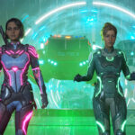 Zoé et Mio dans Split Fiction, deux héroïnes en combinaison futuriste face à un portail de science-fiction