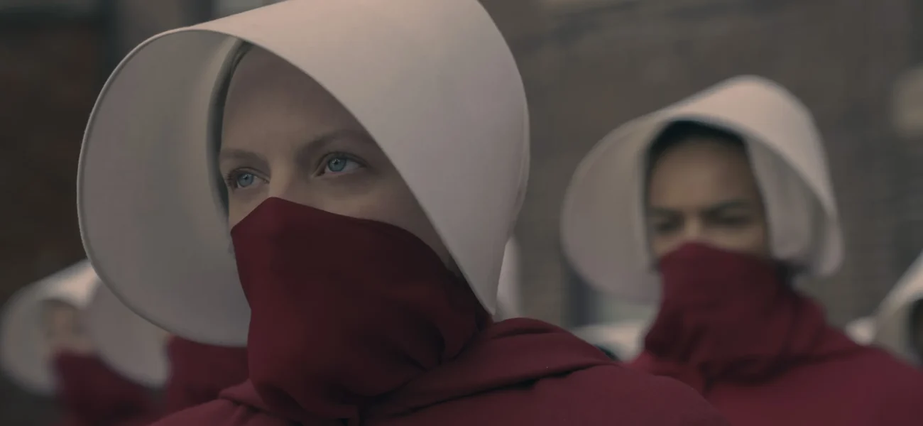 Servantes vêtues de rouge et coiffées de bonnets blancs dans The Handmaid’s Tale, symbole du régime autoritaire de Gilead