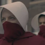 Servantes vêtues de rouge et coiffées de bonnets blancs dans The Handmaid’s Tale, symbole du régime autoritaire de Gilead