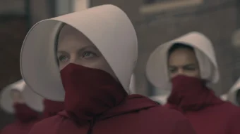 Servantes vêtues de rouge et coiffées de bonnets blancs dans The Handmaid’s Tale, symbole du régime autoritaire de Gilead