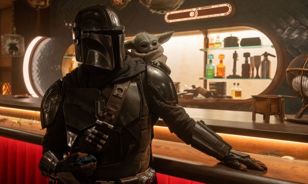 Din Djarin et Grogu dans un bar galactique dans The Mandalorian and Grogu film Star Wars 2026