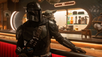 Din Djarin et Grogu dans un bar galactique dans The Mandalorian and Grogu film Star Wars 2026