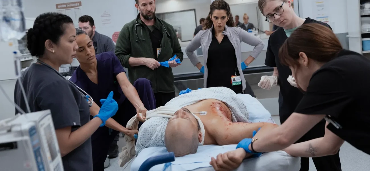 L’équipe médicale de The Pitt saison 2 entourant un patient grièvement blessé aux urgences