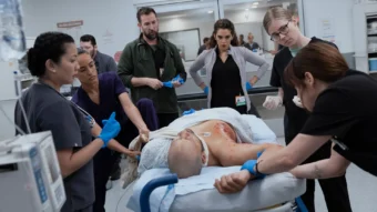 L’équipe médicale de The Pitt saison 2 entourant un patient grièvement blessé aux urgences