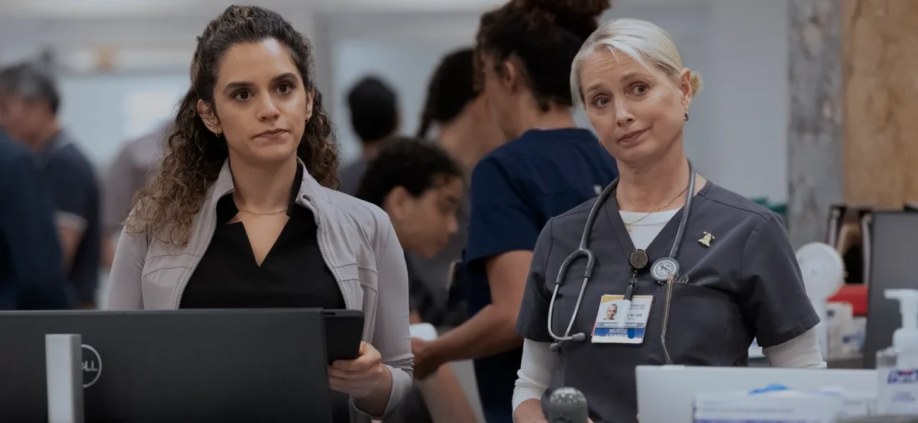 Dr Baran Al-Hashimi et une infirmière observent la salle des urgences dans The Pitt saison 2 épisode 3
