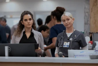 Dr Baran Al-Hashimi et une infirmière observent la salle des urgences dans The Pitt saison 2 épisode 3
