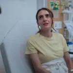 Patiente hospitalisée aux urgences dans The Pitt saison 2 épisode 4