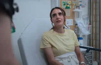 Patiente hospitalisée aux urgences dans The Pitt saison 2 épisode 4