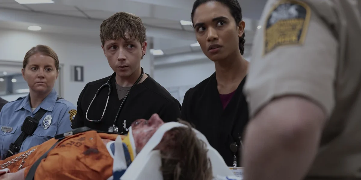 Équipe médicale du PTMC prenant en charge un patient gravement blessé dans l’épisode 5 de la saison 2 de The Pitt