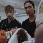 Équipe médicale du PTMC prenant en charge un patient gravement blessé dans l’épisode 5 de la saison 2 de The Pitt