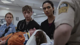 Équipe médicale du PTMC prenant en charge un patient gravement blessé dans l’épisode 5 de la saison 2 de The Pitt